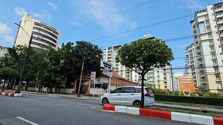 ရန်ကုန်မြို့ အထက်ပန်းဆိုးတန်းလမ်းရှိ MMB Tower အဆောက်အအုံ  (ဝဲဘက်အစွန်) ကို ၂၀၂၃ ဩဂုတ်လ ၃၀ ရက်နေ့က တွေ့ရစဉ်။ (Photo: RFA)
