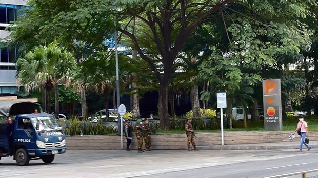 soldiers-myanmar-plaza.jpg soldiers-myanmar-plaza.jpg