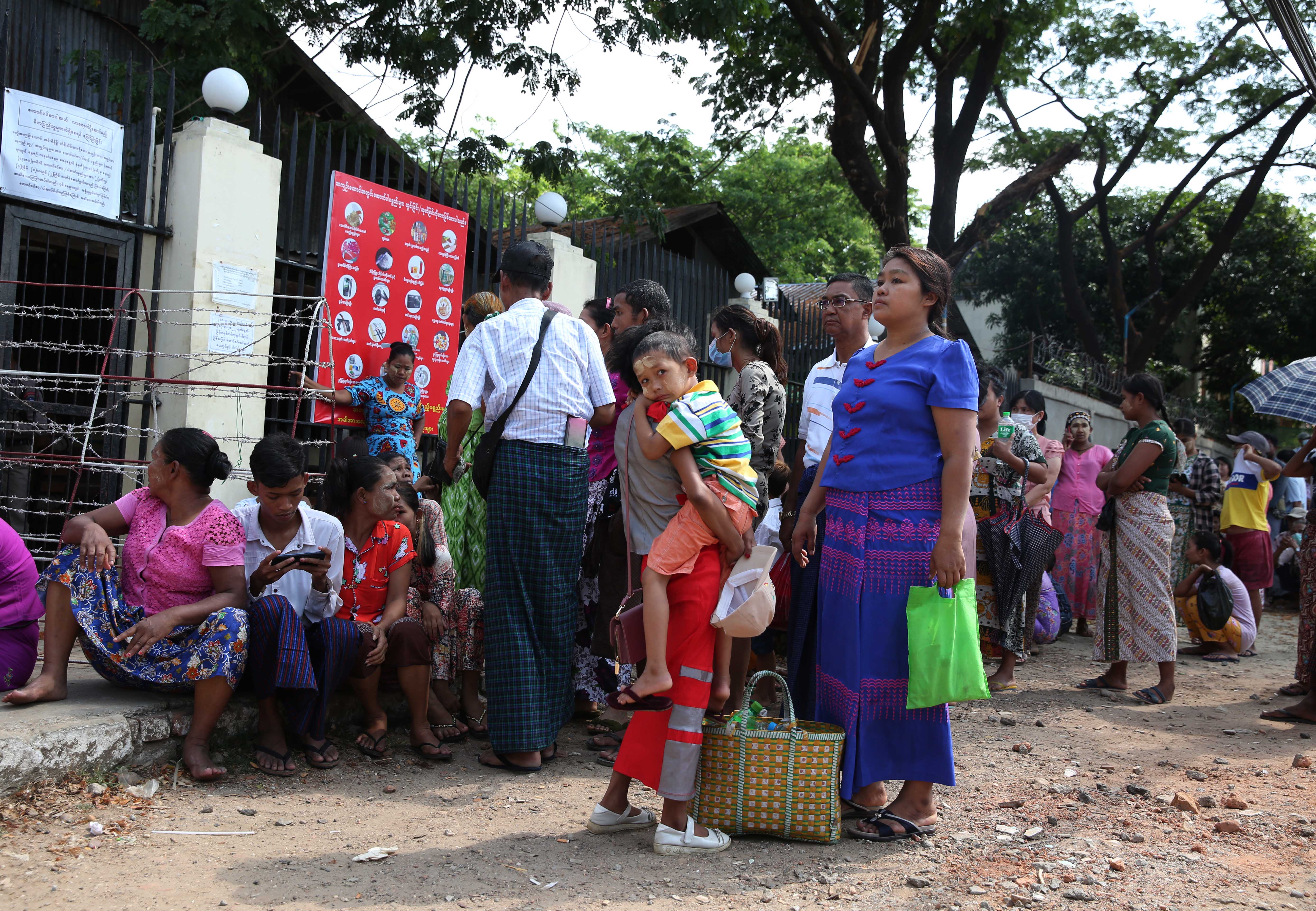 ၂၀၂၂ ခုနှစ် ဧပြီလ ၁၇ ရက်နေ့တွင် အင်းစိန်ထောင်ရှေ့မှာ စောင့်မျှော်နေသူများကို တွေ့ရစဥ် (Photo: RFA)