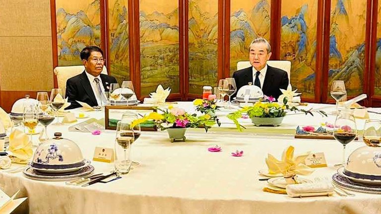 စစ်ကောင်စီ၏ နိုင်ငံခြားရေး ဝန်ကြီး ဦးသန်းဆွေနှင့် တရုတ် နိုင်ငံခြားရေးဝန်ကြီး ဝမ်ယိတို့အား ပေကျင်းမြို့တွင် ၂၀၂၃ ခုနှစ်၊ ဒီဇင်ဘာလ ၇ ရက်နေ့က တွေ့ရစဉ်။ (Photo: Ministry of Foreign Affairs Myanmar)