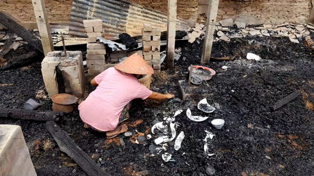 ဒီပဲယင်းနယ်မှ အိမ်မီးရှို့ခံရသော အေးသာယာရွာသားများ