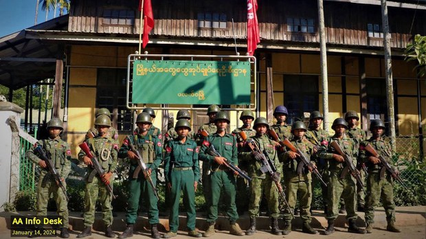 ပလက်ဝ ဟုမ်းရွာ လေကြောင်းတိုက်ခိုက်ခံရပြီး ဒေသခံ ခုနစ်ဦး သေဆုံး ပလက်ဝ ဟုမ်းရွာ လေကြောင်းတိုက်ခိုက်ခံရပြီး ဒေသခံ ခုနစ်ဦး သေဆုံး