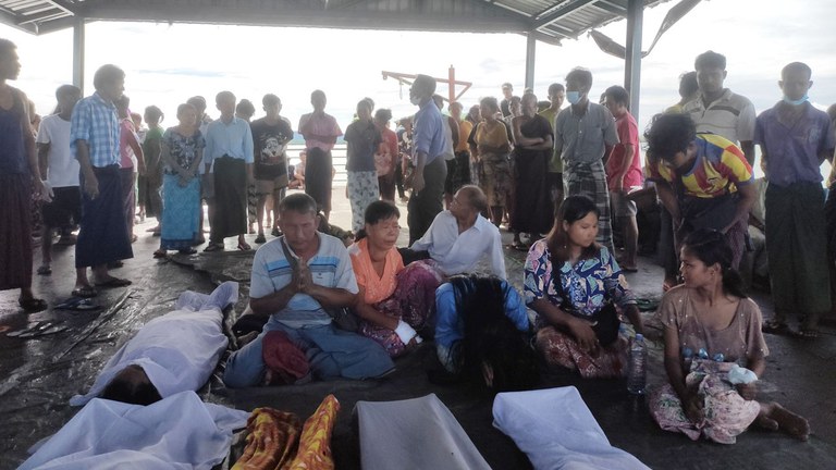 ပုလောမြို့နယ် ကျောက္ကာရွာအနီး ၂၀၂၄ ခုနှစ် အောက်တိုဘာလ ၂၀ ရက်နေ့ညက စက်လှေတိမ်းမှောက်မှုတွင် သေဆုံးသူအချို့၏ ရုပ်အလောင်းများကို တွေ့ရစဉ်။ (Facebook/အရှင်သုန္ဒရ)