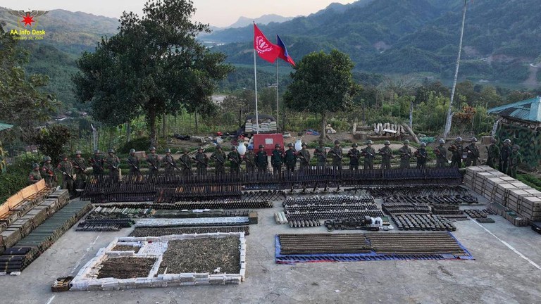 ပလက်ဝဒေသအခြေစိုက် စစ်ကောင်စီတပ်၏ ရှေ့တန်းတပ်မဌာနချုပ် ခလရ (၂၈၉)၊ စကခ (၁၉) စခန်းများအား ရက္ခိုင့်တပ်တော် (AA) မှ အပြီးသတ်သိမ်းပိုက်ပြီးနောက် သိမ်းဆည်းရရှိခဲ့သော လက်နက်ခဲယမ်းများနှင့် စစ်အသုံးအဆောင်ပစ္စည်းများအား ၂၀၂၄ ခုနှစ်၊ ဇန်နဝါရီလ ၁၈ ရက်က ထုတ်ပြန်ထားစဥ်။ (Photo: AA Info Desk)