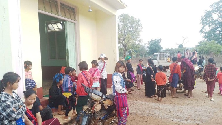 တိုက်ပွဲကြောင့်  ထွက်ပြေးနေရသော ထီရီး ကျေးရွာသားများကို ၂၀၂၄ ခုနှစ်၊ မေလ ၂၁ ရက်နေ့က တွေ့ရစဥ်။ (Photo: Citizen Journalist)