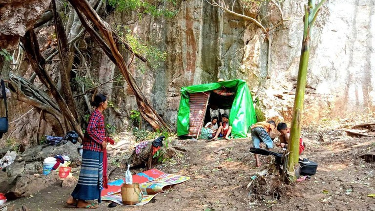 ဆီဆိုင်မြို့နယ်မှ စစ်ဘေးဒုက္ခသည်များအား ၂၀၂၄ ခုနှစ် မတ်လ ၁၃ ရက်နေ့က တွေ့ရစဉ်။ (Citizen Photo)