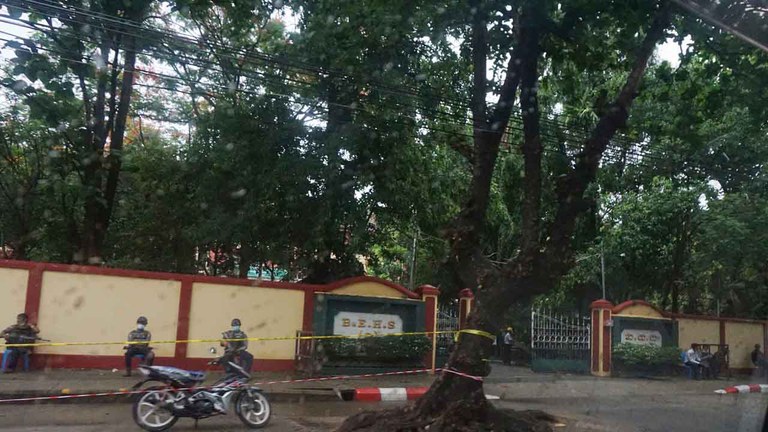 ရန်ကုန်မြို့  ဒဂုံမြို့နယ် အမှတ် (၂) အခြေခံပညာ အထက်တန်းကျောင်းရှေ့တွင် စစ်ကောင်စီတပ်ဖွဲ့ဝင်များအား ၂၀၂၁ ခုနှစ်၊ မေလ ၂၆ ရက်နေ့က တွေ့ရစဉ်။ (Photo: RFA)