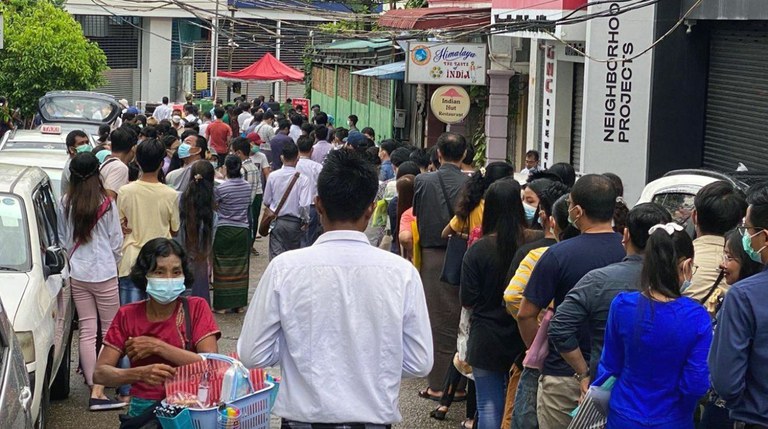 passport office.jpg ရန်ကုန်မြို့ ရန်ကင်းမြို့နယ်က နိုင်ငံကူးလက်မှတ်ရုံးမှာ လာရောက်တန်းစီနေသူတွေကို ၂၀၂၁ စက်တင်ဘာ ၂၂ ရက်နေ့က တွေ့ရစဉ်။ (Photo: RFA)