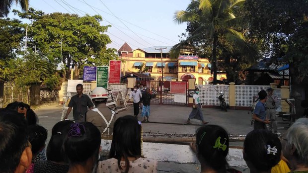 ပုသိမ်ထောင်က နိုင်ငံရေးအကျဉ်းသား ၆၂ ဦး ထောင်သုံးနှစ်စီ ထပ်ချခံရ ပုသိမ်ထောင်က နိုင်ငံရေးအကျဉ်းသား ၆၂ ဦး ထောင်သုံးနှစ်စီ ထပ်ချခံရ