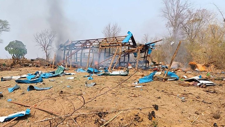 စစ်ကိုင်းတိုင်း ကန့်ဘလူမြို့နယ်၊ ပဇီကြီးကျေးရွာ လေကြောင်းတိုက်ခိုက်ခံရမှုကြောင့် ပျက်စီးသွားသည့် အဆောက်အအုံအချို့အား ၂၀၂၃ ခုနှစ်၊ ဧပြီလ ၁၁ ရက်နေ့က တွေ့ရစဉ်။ (Photo: Citizen Journalist)