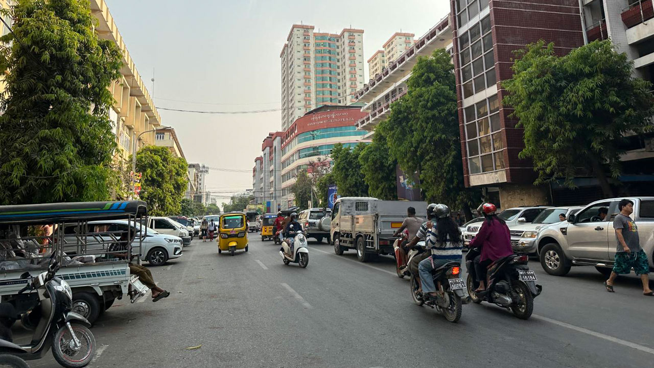မန္တလေးတိုင်း၊ ချမ်းအေးသာစံမြို့နယ်တွင် သွားလာနေကြသူများအား ၂၀၂၄ ခုနှစ်၊ မတ်လ ၂၇ ရက်နေ့က တွေ့ရစဥ်။ (Photo: RFA)