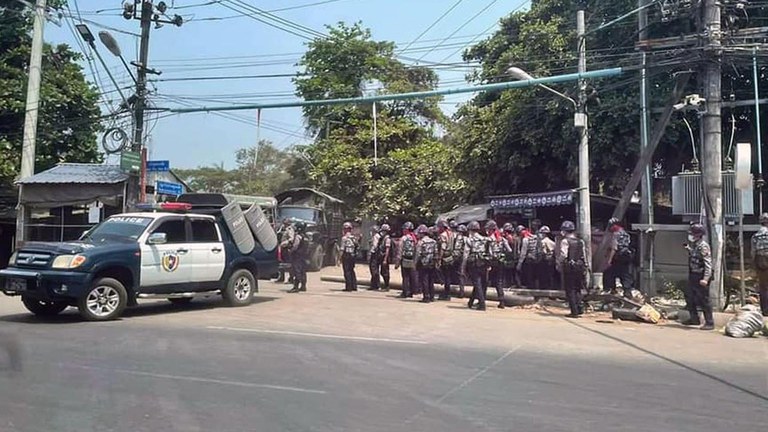 ရဲတပ်ဖွဲ့ဝင်များကို ရန်ကုန်မြို့၊ သင်္ဃန်းကျွန်းမြို့နယ်၊ သုဝဏ္ဏတွင် ၂၀၂၁ ခုနှစ်၊ မတ် ၂၅ ရက်နေ့က တွေ့ရစဉ်။ (Photo: RFA)
