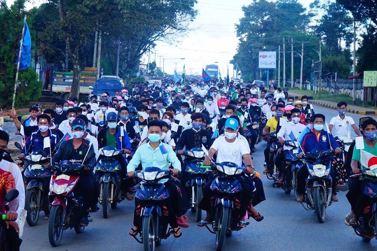 တအာင်း (ပလောင်) အမျိုးသားပါတီက ကွတ်ခိုင်မြို့တွင်းသို့ လူဦးရေထောင်ချီဖြင့် ၂၀၂၀ ပြည့်နှစ်၊ အောက်တိုဘာလ ၂၆ ရက်နေ့တွင် မဲဆွယ်စည်းရုံးခဲ့စဉ်။ (ဓာတ်ပုံ - မိုင်းဘဉာဏ် (ကွတ်ခိုင်))