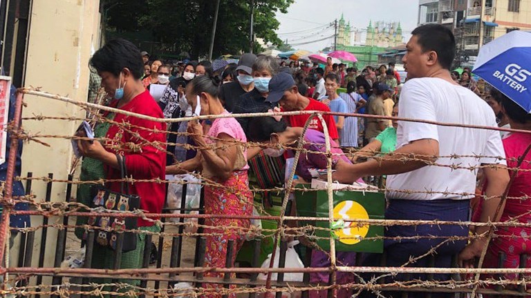 ၂ဝ၂၃ ခုနှစ် နိုဝင်ဘာလ ၁၄ ရက်နေ့က အင်းစိန်အကျဉ်းထောင်ရှေ့တွင် ထောင်ဝင်စာပို့ရန် တန်းစီစောင့်ဆိုင်းနေကြသူများအား တွေ့ရစဉ်။ (Photo: Political Prisoners Network-Myanmar)