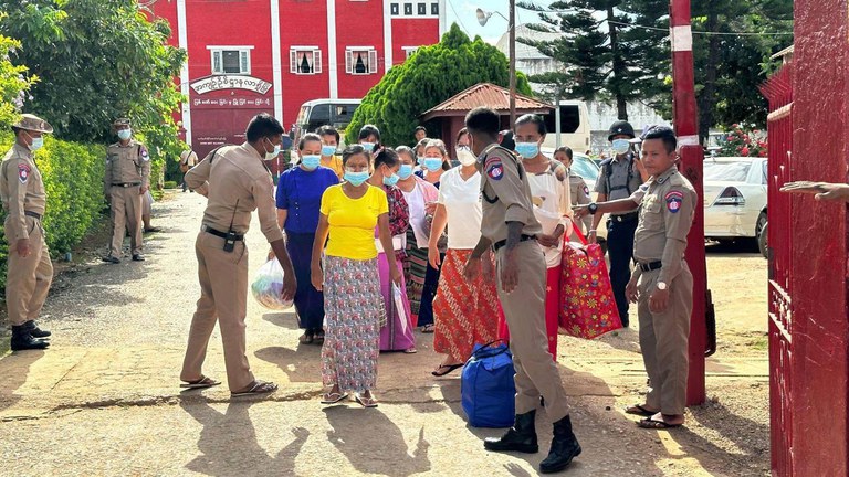 လားရှိုးအကျဉ်းထောင်မှ ပြန်လည်လွတ်မြောက်လာသူများအား ၂၀၂၃ ခုနှစ်၊ ဩဂုတ်လ ၁ ရက်နေ့က တွေ့ရစဉ်။ (Photo: RFA)