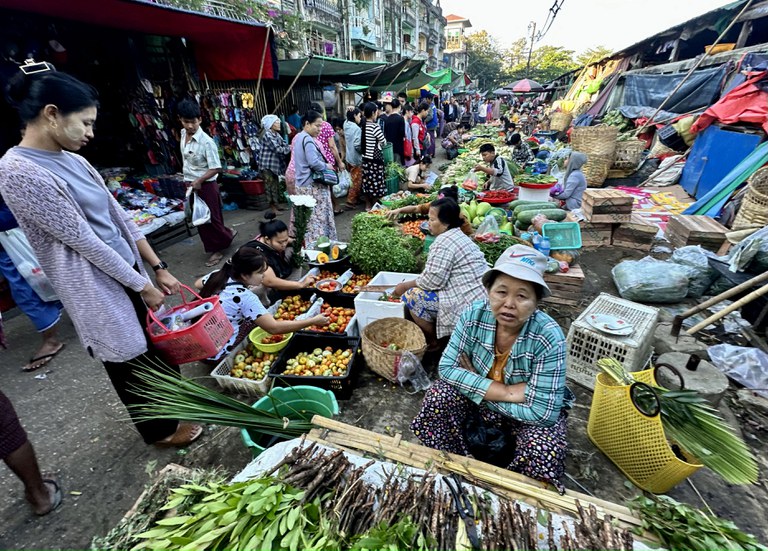 ရန်ကုန်မြို့ ရပ်ကွက်တစ်ခုရှိ ဈေးအား ၂၀၂၄ ခုနှစ် ဇန်နဝါရီလ ၁ ရက်နေ့က တွေ့ရစဉ်။ (Photo: RFA)