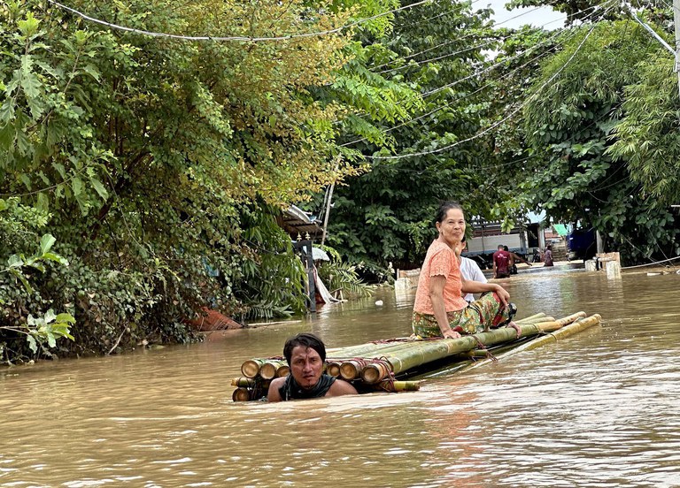 ပဲခူးတိုင်း တောင်ငူမြို့မှ ရေဘေးသင့်ဒေသခံတချို့အား ၂၀၂၄ ခုနှစ် စက်တင်ဘာလ ၁၈ ရက်နေ့က တွေ့ရစဉ်။ (Photo : RFA)