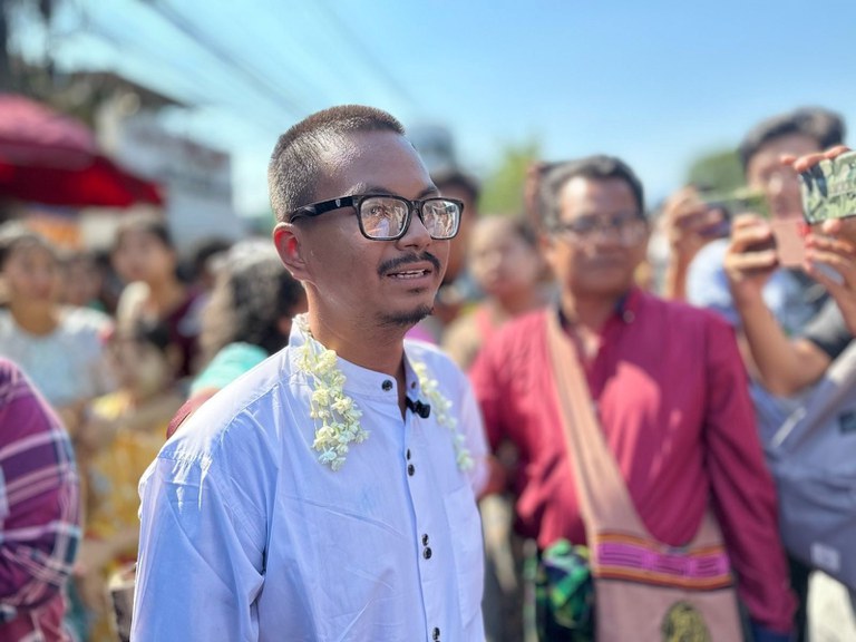 ရန်ကုန်တိုင်း၊ အင်းစိန်အကျဉ်းထောင်မှ ပြန်လည်လွတ်မြောက်လာသည့် ဓာတ်ပုံသတင်းထောက် ကိုကောင်းဆက်လင်းအား ၂၀၂၄ ခုနှစ်၊ ဇန်နဝါရီလ ၄ ရက်နေ့က တွေ့ရစဉ်။ (Photo: RFA)