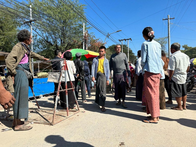 မန္တလေးတိုင်း၊ အိုးဘိုအကျဉ်းထောင်ရှေ့ စောင့်ဆိုင်းနေသူများနှင့် ပြန်လည်လွတ်မြောက်လာသူများအား ၂၀၂၄ ခုနှစ်၊ ဇန်နဝါရီလ ၄ ရက်နေ့က တွေ့ရစဉ်။ (Photo: RFA)