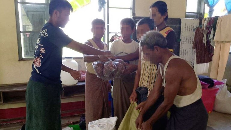 ရခိုင်ပြည်နယ်၊ သံတွဲမြို့နယ်အတွင်းရှိ စစ်ဘေးဒုက္ခသည်များအား ၂၀၂၄ ခုနှစ်၊ စက်တင်ဘာလအတွင်း ကူညီထောက်ပံ့ခဲ့စဉ်။ (ဓာတ်ပုံ - လေးဝတီ စစ်ဘေးရှောင်ကူညီထောက်ပံ့ရေးအဖွဲ့)