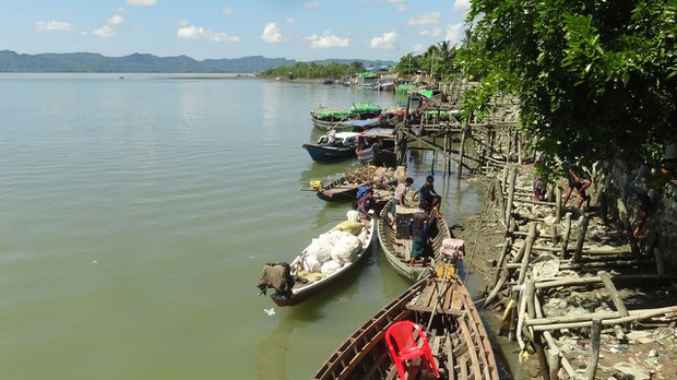 ကုန်သွယ်ရေးလမ်းကြောင်းတွေ စစ်ကောင်စီ ပိတ်ဆို့လို့ ရခိုင်ပြည် အရပ်သား နှစ်သန်းကျော် အခက်တွေ့