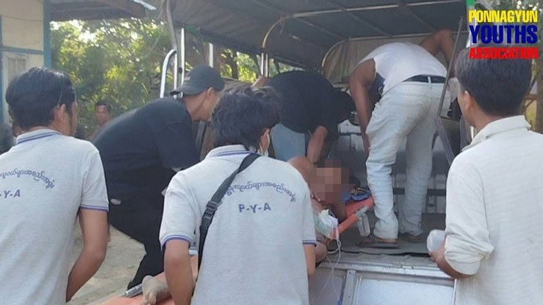 ပုဏ္ဏားကျွန်းမြို့နယ်၊ ယိုးတရုပ်ရွာ လေကြောင်းဗုံးကြဲခံရမှုကြောင့် ထိခိုက်ဒဏ်ရာရသူများကို ပုဏ္ဏားကျွန်း လူငယ်များအစည်းအရုံး (PYA) မှ ဆေးရုံသို့ ပို့ဆောင်ရန် ပြင်ဆင်နေသည်ကို ၂၀၂၄ ခုနှစ်၊ ဒီဇင်ဘာ ၃၁ ရက်နေ့က တွေ့ရစဥ်။ (Photo:  Facebook/Ponnagyun Youths Association - PYA)
