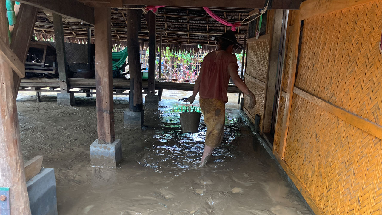 စစ်ဘေးဒုက္ခသည်များ ခိုလှုံနေကြသည့် ရခိုင်ပြည်နယ်၊ မြောက်ဦးမြို့နယ်က ကျေးရွာတစ်ခုမှာ ရေကြီးရေလျှံမှု ဖြစ်ပွားသည်ကို ၂၀၂၄ ခုနှစ်၊ ဩဂုတ်လအစောပိုင်းက တွေ့ရစဉ်။ (Photo: RFA)