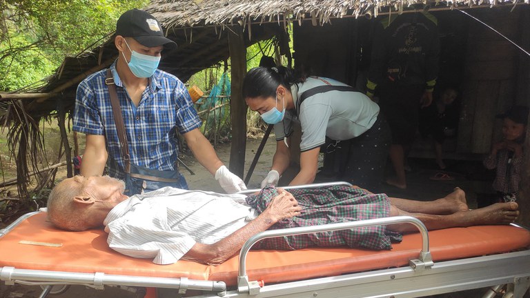 ရခိုင်ပြည်နယ် ဂွမြို့မှ စစ်ဘေးများဒုက္ခသည်များအား ဧရာ၀တီတိုင်း ငသိုင်းချောင်းမြို့သို့  ၂၀၂၄ ခုနှစ်၊ ဩဂုတ်လ ၁၂ ရက်နေ့က ပို့ဆောင်ခဲ့စဉ်။ (ထာ၀ရမေတ္တာနာရေးကူညီမှုအသင်း(ဂွမြို့) ဓာတ်ပုံ)