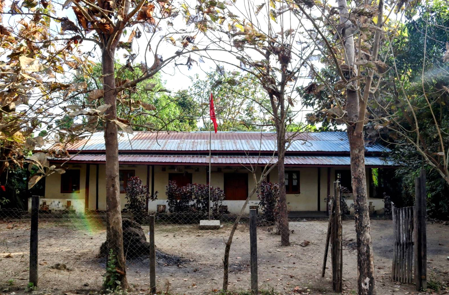မြောက်ဦးမြို့နယ်က မူလတန်းကျောင်းတစ်ခုမှာ အာရက္ခနိုင်ငံတော်အလံ လွှင့်တင်ထားတာကို ဇန်နဝါရီလ ၁၃ ရက်နေ့က တွေ့ရစဉ်