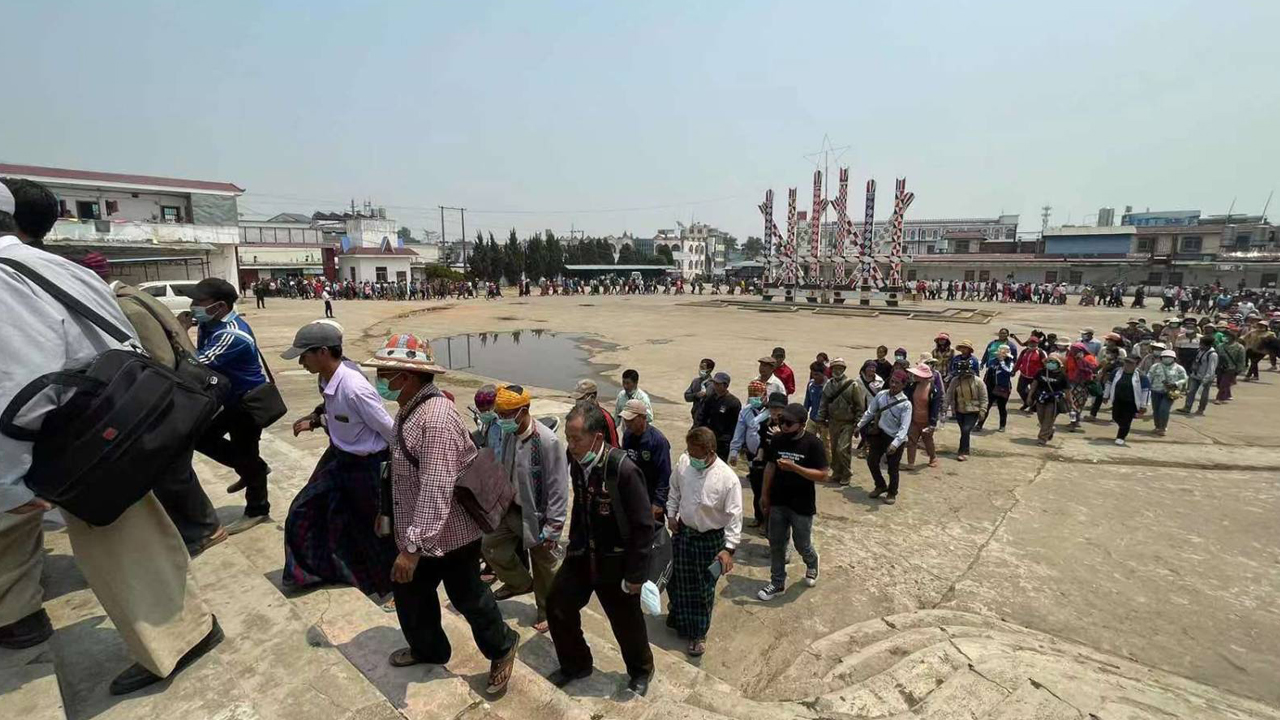 ၂၀၂၃ ခုနှစ်၊ ဧပြီလ ၁၅ ရက်နေ့တွင် မြေရှားသတ္တုတူးဖော်မှုကို ကန့်ကွက်သည့်ဒေသခံများသည် KIO ဥက္ကဋ္ဌ ဗိုလ်ချုပ်ကြီး အင်ဘန်လဖြင့် တွေ့ဆုံရန် မိုင်ဂျာယန်သို့ ရောက်ရှိလာစဉ်။ (Photo: Citizen Journalist)