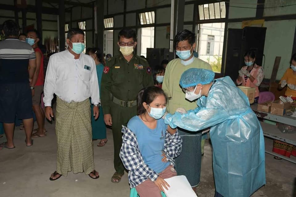 မန္တလေးမြို့မှာ ကျောင်းသူကျောင်းသားများကို ၂၀၂၁ အောက်တိုဘာ ၁၇ ရက်နေ့တွင် စစ်ကောင်စီက ကိုဗစ်ကာကွယ်ဆေးထိုးပေးနေစဥ် (ဓါတ်ပုံ - ပြန်/ဆက်)
