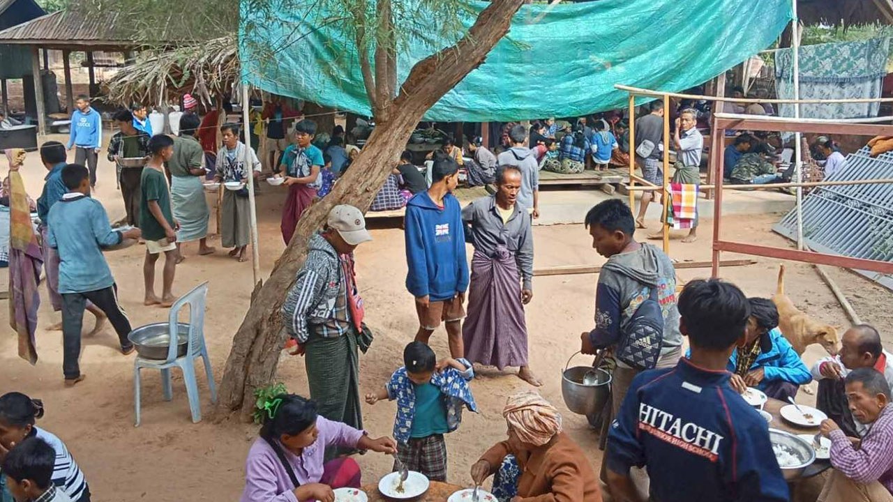မကွေးတိုင်း၊ ပခုက္ကူမြို့နယ်မှ စစ်ဘေးဒုက္ခသည်များအား ၂၀၂၄ ခုနှစ်၊ ဒီဇင်ဘာလ ၁၃ ရက်နေ့က တွေ့ရစဥ်။ (Photo: Facebook/ ပခုက္ကူ လူထုတိုက်ပွဲကော်မတီ)