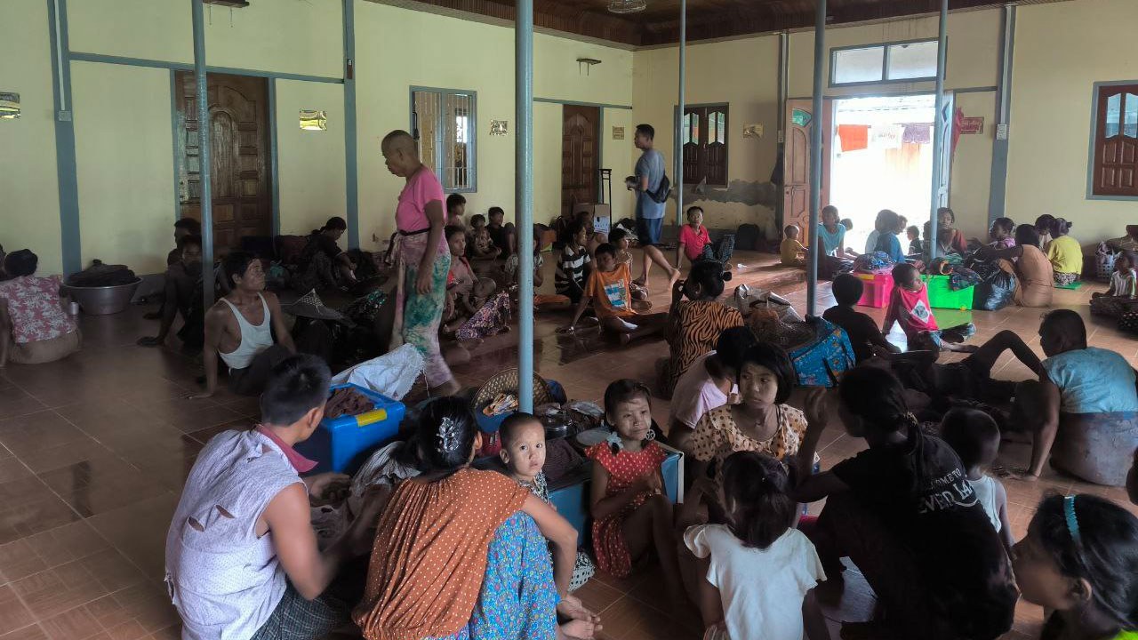 ရခိုင်ပြည်နယ်၊ သံတွဲမြို့နယ်အတွင်းက စစ်ဘေးဒုက္ခသည်များအား ၂၀၂၄ ခုနှစ်၊ ဇွန်လ ၁၅ ရက်နေ့က တွေ့ရစဉ်။ (Photo: Dwarawaddy-Sandoway)