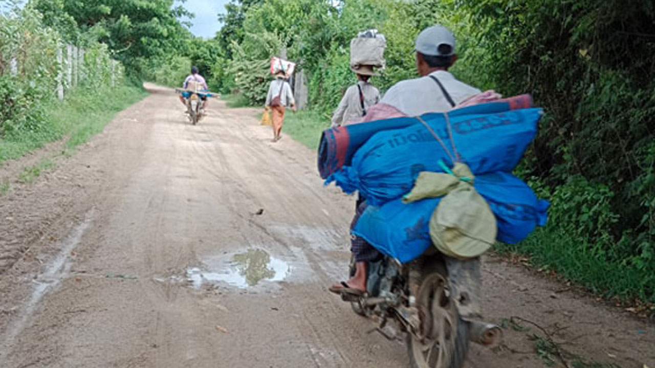 စစ်ကိုင်းတိုင်း၊ ရေဦးမြို့နယ်တွင် စစ်ကောင်စီထပ် စစ်ကြောင်းထိုးနေသဖြင့် ထွက်ပြေးနေကြသည့် ဒေသခံအချို့အား ၂၀၂၄ ခုနှစ်၊ သြဂုတ်လ ၁၅ ရက်နေ့က တွေ့ရစဉ်။ (Photo: Facebook/ ရေဦးမြို့နယ် စစ်ရှောင်ပြည်သူ-ထောက်ပံ့ရေး)