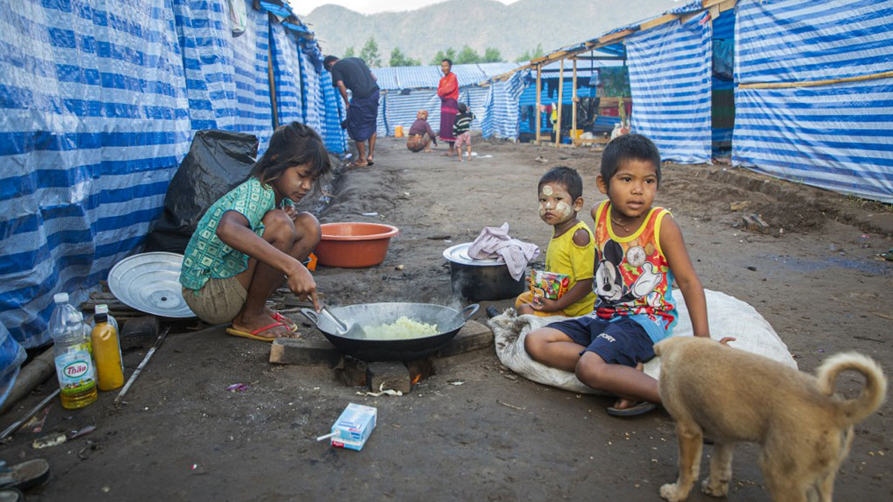 ကရင်ပြည်နယ် မြန်မာ-ထိုင်းနယ်စပ်အနီးရှိ ဒုက္ခသည်စခန်းတစ်ခုတွင် ခိုလှုံနေသည့် ကလေးငယ်အချို့အား ၂၀၂၂ ခုနှစ်၊ ဖေဖော်ဝါရီလ ၁၄ ရက်နေ့တွင် တွေ့ရစဉ်။ (Photo: STR / AFP)