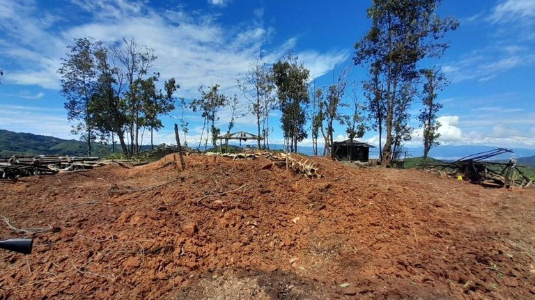 လွယ်မောက်တောင်ပေါ်ရှိ TNLA တပ်စခန်းအား ၂၀၂၃ ခုနှစ် စက်တင်ဘာ ၂၆ ရက်နေ့က ဖျက်အားပြင်း ပေါင် ၅၀၀ ဗုံး ကြဲခံရပြီးနောက် တွေ့ရစဉ်။ (Photo: News & Information Department)