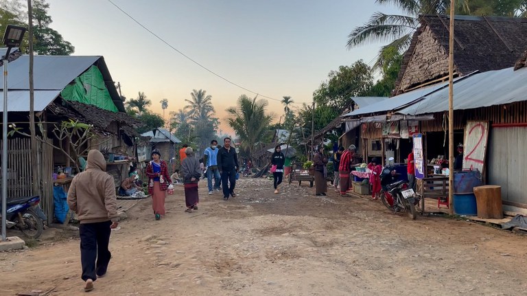 ထိုင်းနိုင်ငံ မဲဆောက်မြို့အနီး အုန်းဖျန် ဒုက္ခသည်စခန်းအဝင်တစ်နေရာကို တွေ့ရစဉ်။ (Photo: RFA)