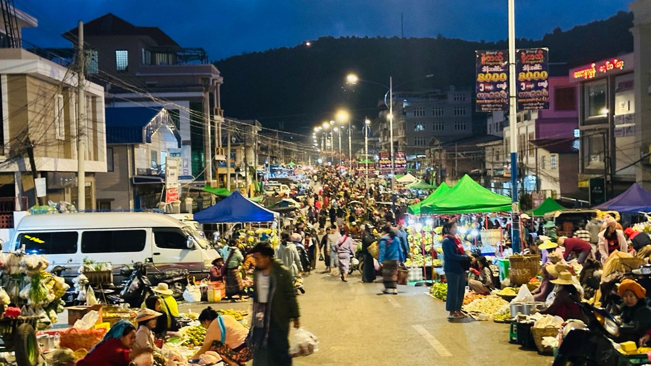 ရှမ်းပြည်နယ်တောင်ပိုင်း၊ တောင်ကြီးမြို့တွင် ငါးရက် တစ်ခါ စျေးကြီးနေ့သတ်မှတ်ပြီး တောင်ပေါ်စျေးနေ့အနေဖြင့် ၂၀၂၃ ခုနှစ်၊ နိုဝင်ဘာလ ၂၆ ရက်နေ့က ခင်းကျင်းရောင်းချနေကြသည်ကို တွေ့ရစဉ်။