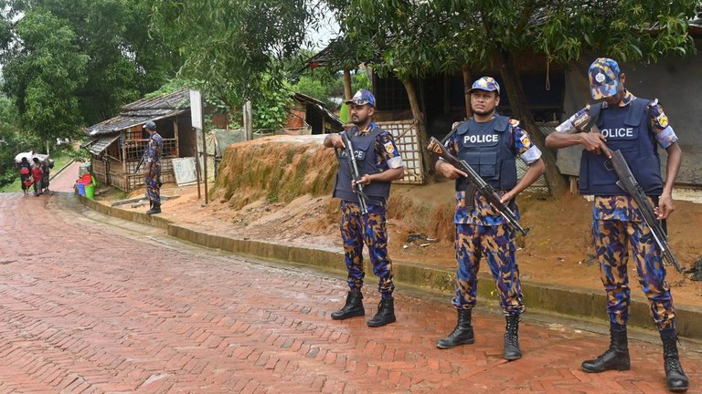 ဘင်္ဂလားဒေ့ရှ်နိုင်ငံ ကုတုပါလောင် ဒုက္ခသည်စခန်းမှ ရဲတပ်ဖွဲ့ဝင်များအား ၂၀၂၂ ခုနှစ် သြဂုတ်လ ၁၃ ရက်နေ့က တွေ့ရစဉ်။ (Photo: Munir uz Zaman / AFP)