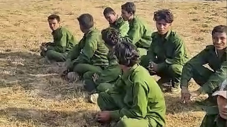 ရခိုင်ပြည်နယ်မှ ရိုဟင်ဂျာတချို့အား  စစ်ကောင်စီတပ် စစ်မှုထမ်းလေ့ကျင့်ရေးစခန်းတစ်ခုတွင် ၂ဝ၂၄ ခုနှစ် မတ်လ ၁ဝ ရက်နေ့က တွေ့ရစဉ်။  (Citizen photo)