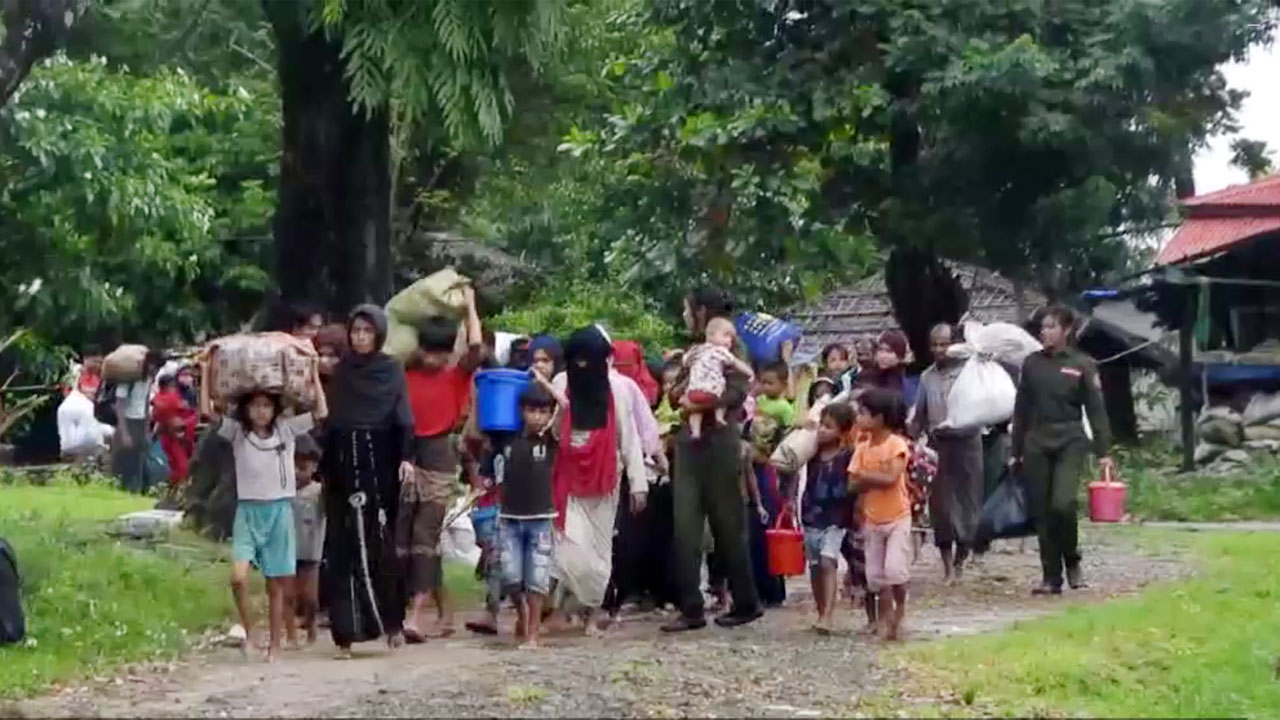 မောင်တောမြို့နယ်မှ ရိုဟင်ဂျာများကို အာရက္ခတပ်တော် (AA) က ၂၀၂၄ ခုနှစ် ဩဂုတ်လ ၈ ရက်နေ့တွင် ကယ်ထုတ်ပေးခဲ့သည်ကို AA က ထုတ်ပြန်ထားစဉ်။ (Screenshot: Telegram/AA Info Desk Video)