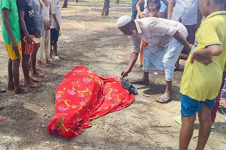 မောင်တောမြို့နယ် နတ်မြစ်အနီး သေဆုံးသွားသည့် ရုပ်အလောင်းများအား ကြည်ရှု့နေသည့် ရိုဟင်ဂျာများအား တွေ့ရစဉ်။ (Photo: AFP)