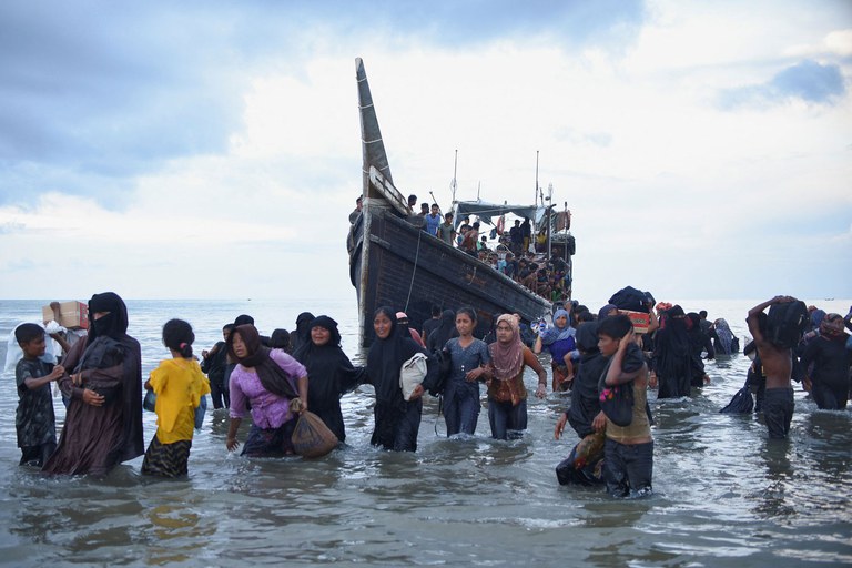 အင်ဒိုနီးရှားနိုင်ငံ အာချေးပြည်နယ် အနောက်ဘက်ကမ်းခြေသို့ စက်လှေဖြင့် ဆိုက်ကပ်ရောက်ရှိလာသည့် ရိုဟင်ဂျာဒုက္ခသည်များအား ၂၀၂၃ ခုနှစ် နိုဝင်ဘာလ ၁၇ ရက်နေ့က တွေ့ရစဉ်။ Photo: AFP