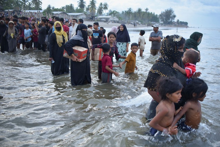 ၂ဝ၂၃ ခုနှစ် နိုဝင်ဘာလ ၁၇ ရက်နေ့က အင်ဒိုနီးရှားနိုင်ငံ၊ အာချေးပြည်နယ်​မြောက်ပိုင်းကို ကမ်းကပ်ရောက်ရှိလာသည့် ရိုဟင်ဂျာဒုက္ခသည်များ။ (Photo: Reuters)