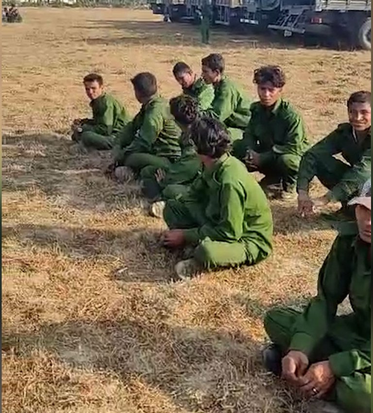 ရခိုင်ပြည်နယ်ရှိ မွတ်စလင်များအား စစ်ယူနီဖောင်းဝတ်ဆင်ပေးပြီး စစ်သင်တန်းပေးနေသည်ကို ၂၀၂၄ ခုနှစ် မတ်လ ၁၀ ရက်နေ့က တွေ့ရစဉ်။ (Photo: Citizen Journalist)