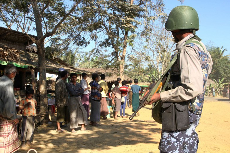 စစ်ကောင်စီနယ်ခြားစောင့်ရဲတပ်ဖွဲ့ဝင်တစ်ဦးအား ၂ဝ၁၉ ခုနှစ် ဇန်နဝါရီလ ၂၅ ရက်နေ့က ရခိုင်ပြည်နယ်၊ ဘူးသီးတောင်မြို့နယ်အတွင်းတွင် တွေ့ရစဉ်။ (Photo : AFP)