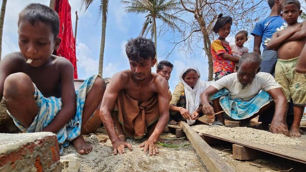 ရိုဟင်ဂျာတွေကို စစ်သင်တန်းပေးဖို့ ဖမ်းဆီးတာနဲ့ စာရင်းကောက်တာတွေ လုပ်နေ ရိုဟင်ဂျာတွေကို စစ်သင်တန်းပေးဖို့ ဖမ်းဆီးတာနဲ့ စာရင်းကောက်တာတွေ လုပ်နေ