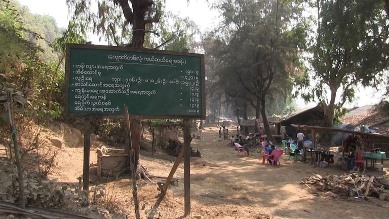 ရခိုင်ပြည်နယ် ကျောက်ဖြူမြို့နယ်ရှိ ကျောက်တစ်လုံး ဒုက္ခသည်စခန်းအား တွေ့ရစဉ်။ (Photo: RFA)