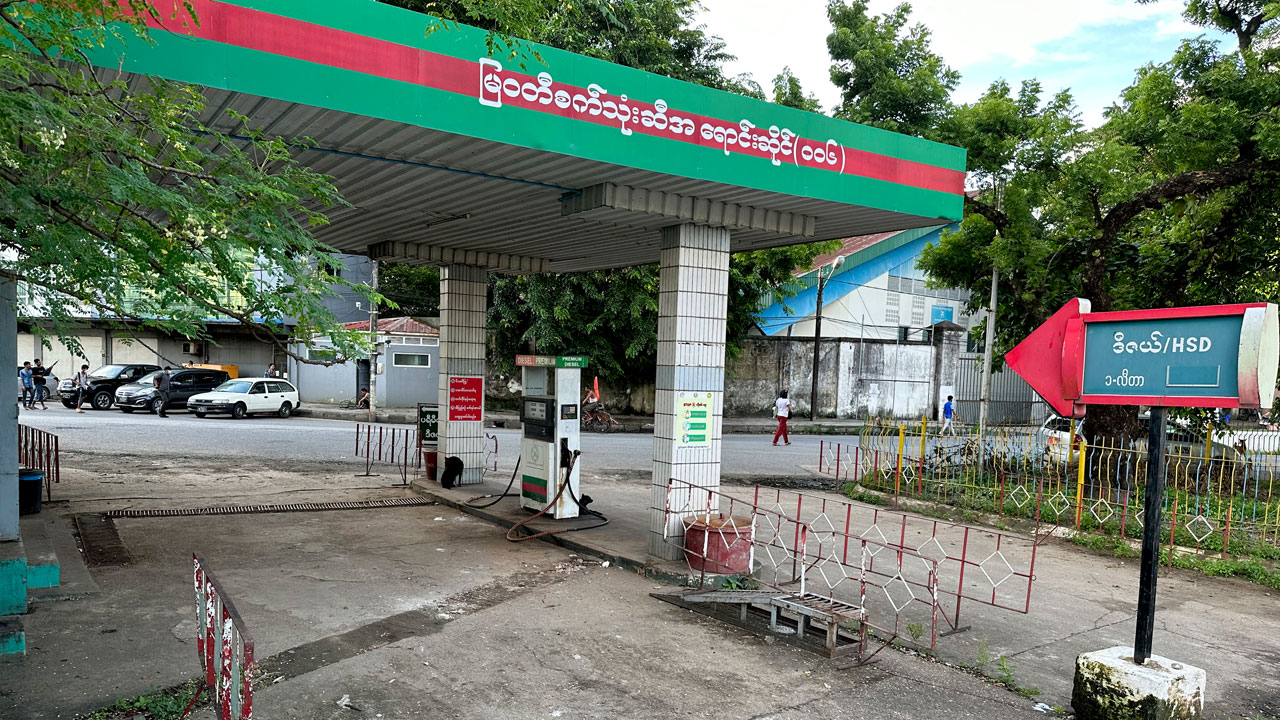 ရန်ကုန်မြို့ရှိ မြဝတီ စက်သုံးဆီအရောင်းဆိုင်တစ်ဆိုင်ကို ၂၀၂၃ ခုနှစ်၊ ဇူလိုင်လ ၂၆ ရက်နေ့တွင် တွေ့ရစဉ်။ (Photo: RFA)