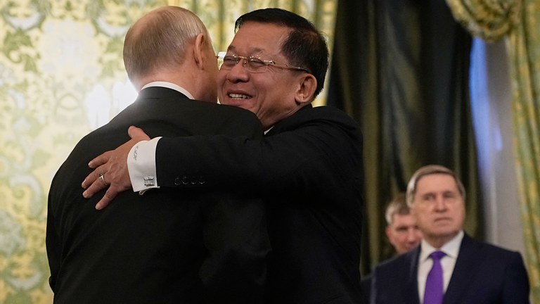 ရုရှားနိုင်ငံ မော်စကိုမြို့တွင် ရုရှားသမ္မတ ဗလာဒီမာပူတင်နှင့် မြန်မာစစ်ခေါင်းဆောင် ဗိုလ်ချုပ်မှူးကြီးမင်းအောင်လှိုင်တို့ ၂၀၂၅ ခုနှစ် မတ်လ ၄ ရက်နေ့က တွေ့ဆုံနေစဉ်။ (Photo : AFP)